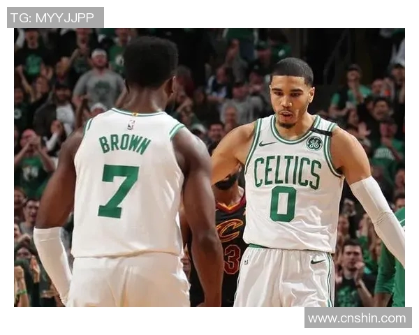 克莱汤普森在对阵雷霆的比赛中展现绝佳状态引发球迷热议